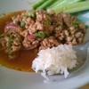 ลาบหมูรสจัดจ้าน กับข้าวเหนียว 
