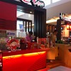 หน้าร้านสีแดงสดใส