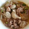 บะหมี่เกี๊ยวต้มยำ เครื่องเยอะ น้ำขลุกขลิก