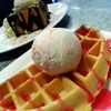 Waffle กับไอศกรีม Strawberry Cream Cheese