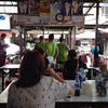 เบื้องหลังร้านที่พนักงานแต่งกายกันเรียบร้อย จุดลวกเส้นสะอาดเป็นระเบียบ
