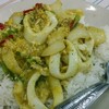 ข้าวราดหมึกผัดผงกะหรี่  50