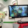 ในร้านมีเปิดคลิปวีดีโอบอกขั้นตอนการทำไอศครีม