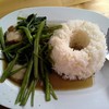 ข้าวราดผัดผักบุ้งหมูกรอบ
