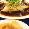 ปลานึ่งซีอิ๊ว เสิร์ฟกับเส้นใหญ่ทอด อร่อย แต่แพงมาก