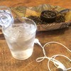 เจ้าของร้านให้น้ำดื่มระหว่างรอกาแฟ