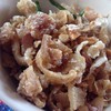 กากหมู  กระเทียมเยอะไปหน่อย  เหมือนจะมีแค๊บหมูปนด้วย