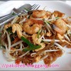 ผัดไทยกุ้งสดปริมาณพอสมควร แต่จานเดียวไม่น่าจะอิ่ม