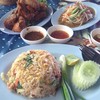 ข้าวผัดแหนม ส้มตำ ไก่ทอด เยอะทุกอย่าง