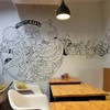ที่นั่งภายในร้านค่ะ ตกแต่งด้วยภาพวาดน่ารักๆ