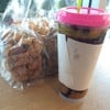 ขนมปังกรอบกับมอคค่าเย็น
