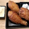 น่องไก่ทอดรสกระเทียม ไซส์ S มี 3 ชิ้น และเครื่องเคียง 150 บาท