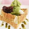 ขนมปังปิ้งกรอบ โปะด้วยซอฟท์ครีม ถั่วแดง และดังโงะ
