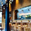 บรรยากาศในร้านและครัวแบบเปิด เห็นเชฟเตรียมอาหารทุกขั้นตอนกันเลยทีเดียว