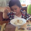 เจ้าตัวแสบจะกินเอง แม่ต้องช่วยจับไม่งั้นหกหมด