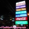 ป้ายไฟเห็นเด่นชัด ร้านใหญ่มีที่่จอดรถ
