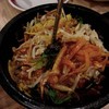 บิบิมบับ(ข้าวยำและซอสพริกสไตล์เกาหลีเสิร์ฟในชามหินร้อน)