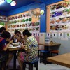 บรรยากาศในร้าน เมนูไม่เป็นเล่ม ดูที่กำแพง