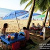 ปูเสื่อนั่งทานบนชายหาด ชมวิวทะเลและหมู่ตึกที่พัทยา