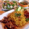 บะหมี่แห้ง หมูหวานไข่เค็ม กับ ลูกชิ้นปลาลวกจิ้ม