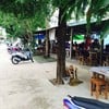 หน้าร้านมีต้นมะม่วง