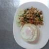 ข้าวรวมผัดกระเทียมโทน