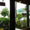 ถ่ายจากในร้าน มองออกไปวัดจองคำ