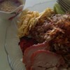 เสริฟมาพร้อมหมูแดงและน้ำหมูแดง