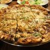BBQ Chicken Pizza หั่นเป็นชิ้นสี่เหลี่ยม ถาดใหญ่อร่อยมีสไตล์ 