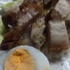 ข้าวหมูกรอบ และไข่ต้ม