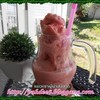 เครื่องดื่มเป็น strawberry yogurt smoothie เหยือกเล็กกว่ากาแฟเมื่อวาน ปั่นได้เนี
