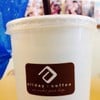 แก้วของที่ร้านค่ะ ด้านหลังจะเป็นแผงหนังสือ