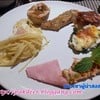 จานนี้มีสปาเก็ตตี้ครีมซอส ไก่อบ ปลาอบ หมูอบ ผักโขมอบชีส หมูมะนาว แฮม รสธรรมดา