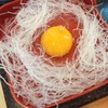 วุ้นเส้นพร้อมไข่คนให้เข้ากัน เทลงหม้อรอให้สุกอร่อยสุดยอด