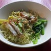 บะหมี่เกี้ยวแห้งหมูกรอบ