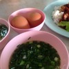 ไข่ และน้ำซุปมาเสริฟเป็นฟอง