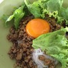 เส้นหมี่ใส่หมูผัดผงกะหรี่ใส่ไข่ดิบ