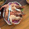 กุ้งขาวเผาตัวใหญ่มากกว่าช้อนส้อม