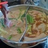 ซ้ายน้ำซุปต้มยำ ขวาน้ำซุปปลาแห้ง