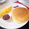 American Pancake (49 บาท) เพิ่มมะม่วงสด (25 บาท) และนูเทลล่าช็อกโกแลต (25 บาท)
