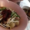 ก๋วยเตี๋ยวต้มยำแห้ง ข้างๆเป็นน้ำซุปรสเด็ด