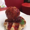 Destiny Waffle หลังราดซอสสตรอเบอร์รี่