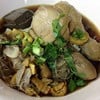 ก๋วยเตี๋ยวเส้นหมี่ไก่ตุ๋น. (60)