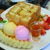 Strawberry & Banana Honey Toast (115 บาท)