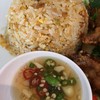 ข้าวผัดกะพริกน้ำปลาเป็นของคู่กัน