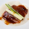 เป็ดปักกิ่ง แป้งห่อ และผัก ราดซอสพร้อมทาน
