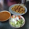 หมูสะเต๊ะจานใหญ่ น้ำจิ้มอร่อยมาก