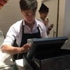 คนหน้ารับออเดอร์เก็บเงิน คนหลังดูคิวหยอดไอศกรีม