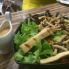 สลัดเห็ดย่างซอสงาขาว 130 บาท