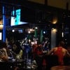ระเบียงด้านหน้าร้าน มีดนตรีสด